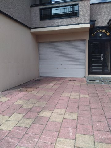 ルーベル東2条【駐車場】ランクルも入る広い車庫（物置兼用、タイや保管棚付）