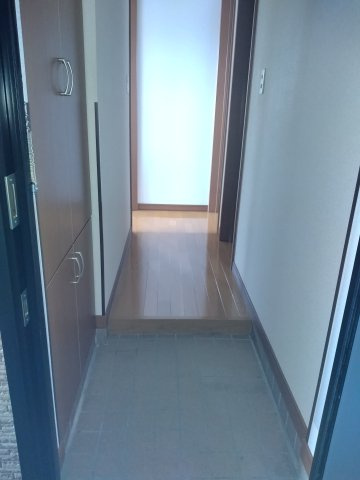 ルーベル東2条【玄関】明るい玄関です