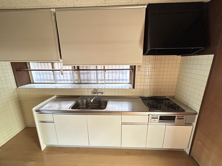 甘木貸家【キッチン】こちらのキッチンは収納が多く、お皿などを収納できますね！