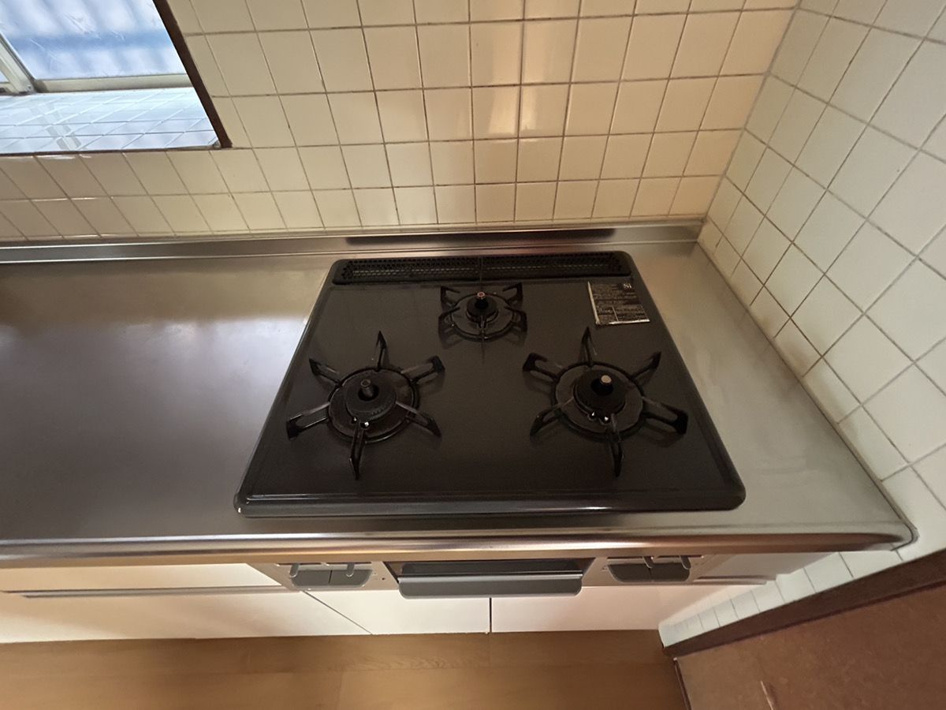 甘木貸家【キッチン】三口コンロです。