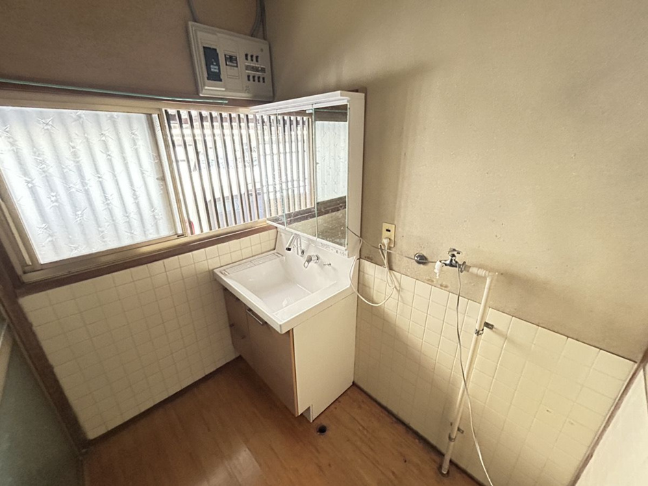 甘木貸家【洗面所】室内に洗濯機を置くことができるのは有難いですね！
