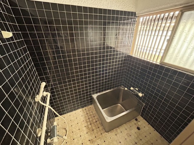 甘木貸家【浴室】掃除の際は、窓を開けながら掃除ができます！
 