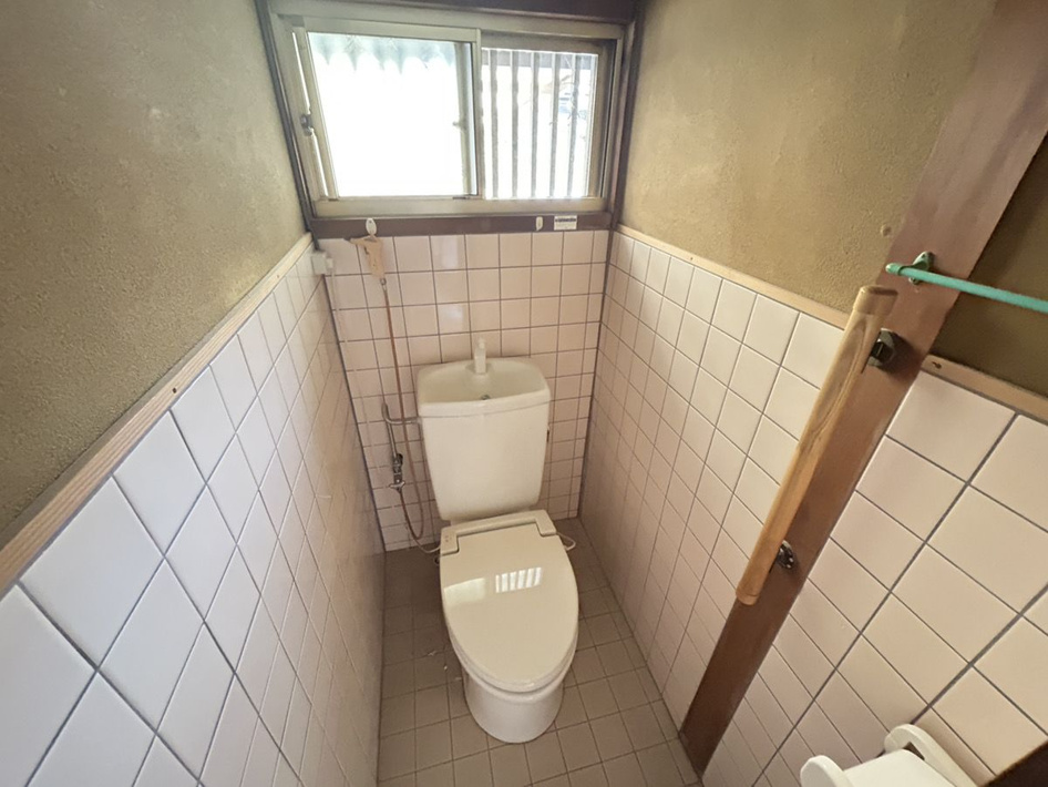 甘木貸家【トイレ】小窓が付いており、においが籠りません。
 