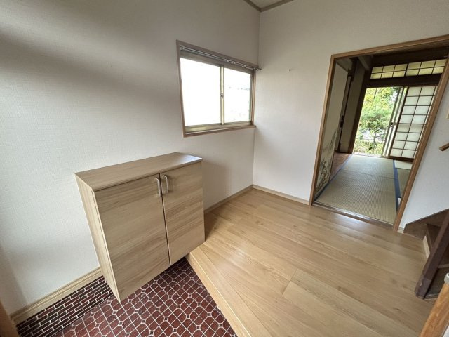 甘木貸家【玄関】玄関収納があり、玄関がスッキリします。