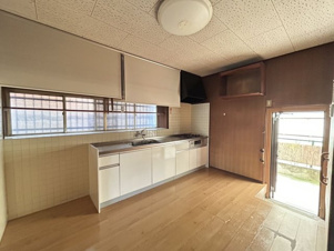 甘木貸家【居間・リビング】システムキッチンを採用しており、料理が捗ります！