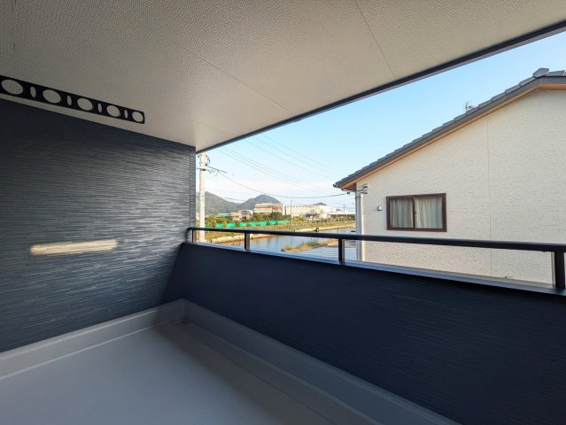 広々したバルコニーは洗濯干しに助かります