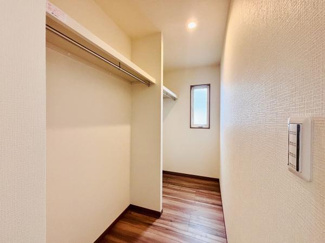 収納スペースが広く整理整頓がしやすい設計です。窓が設けられているため採光も確保されています。シンプルな内装でどんな用途にも使いやすい収納となっています。