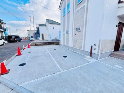 広々とした駐車スペースが確保されています。コンクリート仕上げできれいな印象です。出入りもしやすい配置となっています。建物のすぐそばに駐車場があり利便性を感じられます。