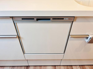 キッチンにビルトインタイプの食器洗い乾燥機が設置されています。すっきりとしたデザインでお手入れも簡単です。収納スペースも確保されており使いやすい配置です。家事効率を意識したキッチン設備が魅力です。