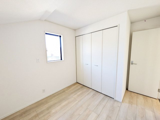 木の温もりを感じられる色調のフローリング