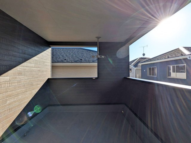 広々したバルコニーは洗濯干しに助かります