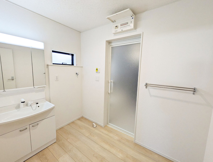 三面鏡の裏側の収納スペースには、スキンケア用品やヘアケア用品などをすっきり整理できます。