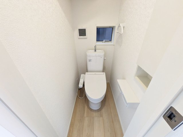 シンプルで使いやすい暖房・温水シャワー洗浄機能付きトイレは標準装備です！