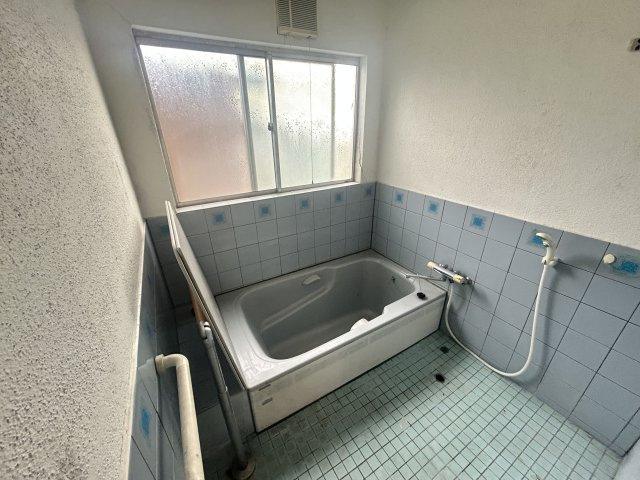 橘売家【浴室】窓付きの明るい浴室です！！