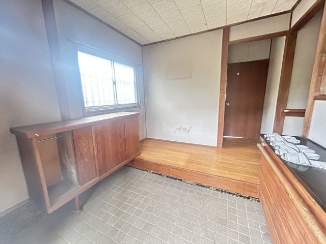 橘売家【玄関】ゆとりある広さと窓からの光が心地よい、明るい玄関です！！