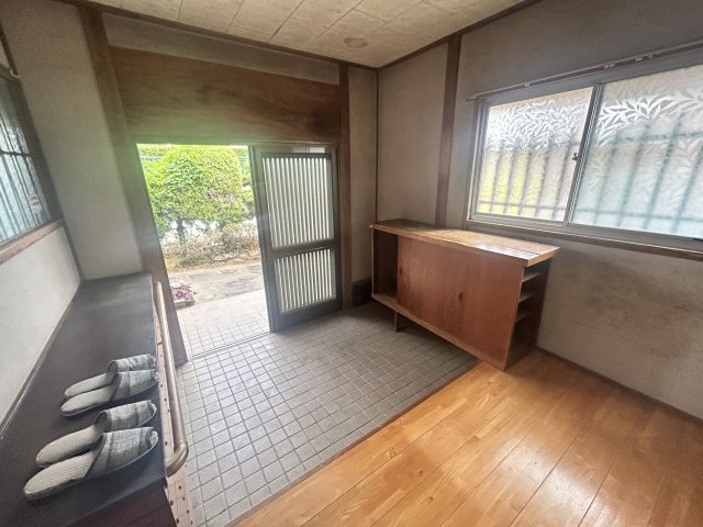 橘売家【玄関】光が差し込み明るく開放的な印象です。