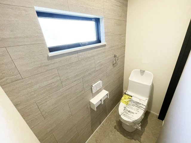 シンプルで使いやすい暖房・温水シャワー洗浄機能付きトイレは標準装備です！