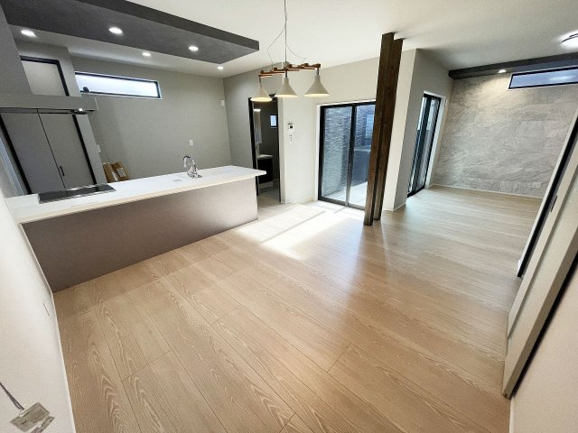 爽やかな自然光が舞い込み、家族との憩いのひとときを過ごす寛ぎの場