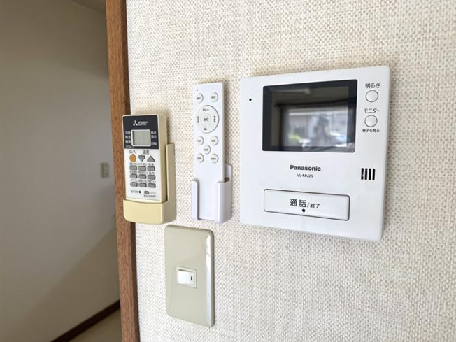 TVインターホンで訪問者の確認が可能です。