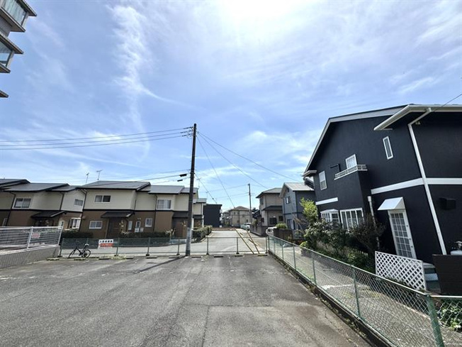 南側が駐車場です