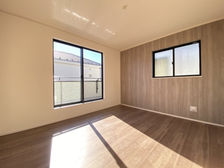 2階の約6帖の洋室です。
バルコニーに面しており、明るく開放的な毎日を楽しめます。