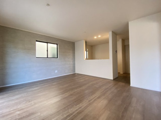 日当たりのいい約16帖のリビングです。
開放感あふれる空間で、家族が自然と集まります。