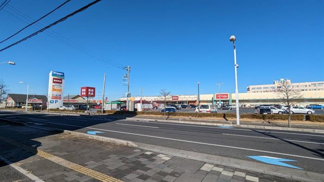物件の前面には様々は商業施設が広がります