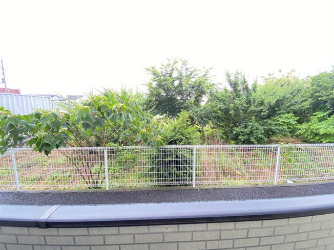 前面は空き地で陽当たり良いです
