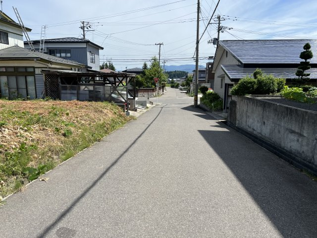 横手市朝日が丘３丁目売地【前面道路含む現地写真】