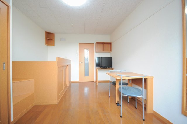 レオパレスやまと【居間・リビング】