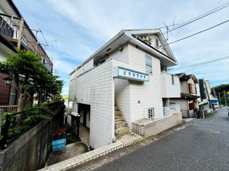 建物の外観が明るい色調で清潔感があります。前面道路は幅があり車の出入りもスムーズに行えます。周囲には住宅が並び落ち着いた雰囲気が感じられます。アパートへのアクセスもしやすい立地です。