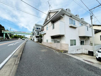前面道路は幅が広く車の通行もスムーズです。歩道がしっかり確保されており安全面にも配慮されています。周囲は落ち着いた住宅街の雰囲気です。建物は角地にあり解放感が感じられます。