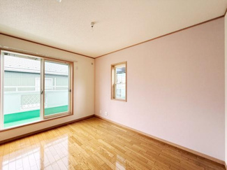 窓から光が差し込む洋室です。フローリングが明るく清潔感のある空間となっています。角部屋のため通風にも配慮されています。シンプルで使いやすい形状が魅力です。