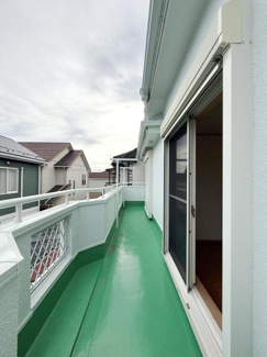 明るい光が差し込むバルコニーは開放感が感じられます。奥行きがあり日当たりも良好です。ガラス窓から直接アクセスできる設計です。手すり部分には目隠しも施されています。