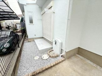 敷地内のスペースがすっきりと整備されています。建物外観は清潔感があります。目隠しフェンスが設置されているためプライバシーにも配慮されています。勝手口や窓なども配置され実用的な外構です。