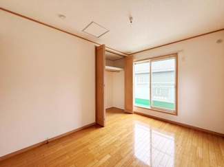 ナチュラルなフローリングが印象的な洋室です。大きな窓から光が入り明るい空間となっています。収納スペースもしっかりと確保されています。室内はシンプルですっきりとした印象です。