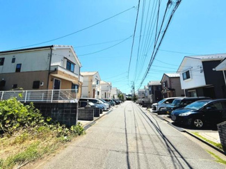 周辺は低層の住宅が並び開放感があります。道路幅がしっかり確保され車の出し入れがスムーズです。前面道路は見通しがよく歩行や車の往来も安心できる環境です。現地の雰囲気が写真からよく伝わります。