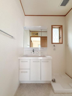 明るい空間でシンプルなデザインの洗面台がすっきりとした印象です。収納スペースも備わっており使い勝手に配慮されています。窓も設けられていて換気しやすい仕様です。清潔感を感じられる内装です。