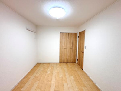 洋室はシンプルな内装でどんなインテリアも合わせやすい空間です。明るいフローリングが室内を爽やかな印象にしています。クローゼット付きで収納も確保されています。白基調の壁で開放感もあります。