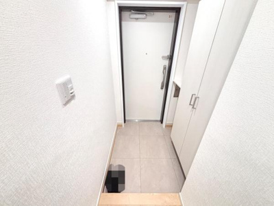シンプルなデザインの玄関でお手入れも簡単です。玄関収納がしっかり備え付けられておりすっきりと片付きます。明るい内装が印象的で初めてのお客様にも好印象です。日々の出入りがしやすい間取りになっています。