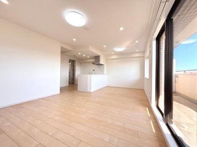 大きな窓からたっぷりと自然光が差し込む明るいリビングです。開放感のある空間が魅力となっています。白を基調としたシンプルな内装でどんなインテリアにも合わせやすいです。