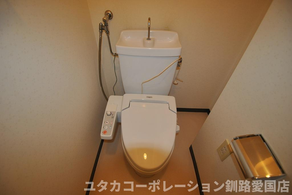 ◎収益物件◎エステート南大通【トイレ】温水洗浄便座付きのトイレです★