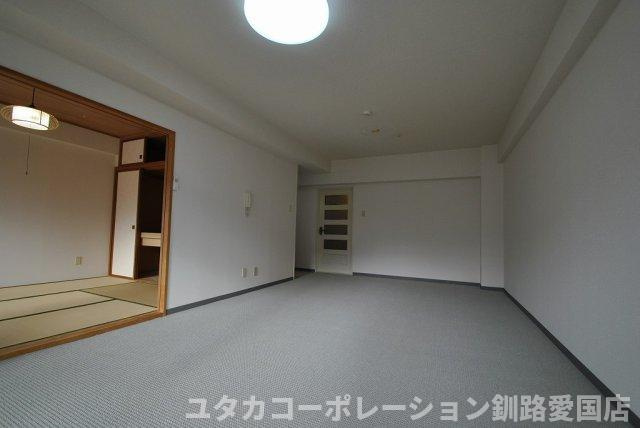 ◎収益物件◎エステート南大通【居間・リビング】