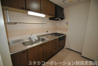 ◎収益物件◎エステート南大通【キッチン】K3.5帖★独立キッチン！キッチン上下に収納スペースが設けられ、調理器具や食器類をスッキリとしまうことができますね♪