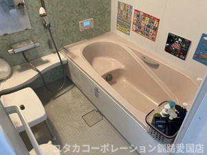 文苑3丁目16-5売家【浴室】1日の疲れを癒やしてくれるバスルーム★肩まで湯船に浸かり、ゆっくりと寛ぐことができます♪