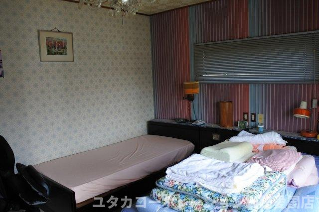 昭和中央1丁目130-62売家【洋室】2階には広々12帖の洋室があります★南西向きの窓があるので日差しを長時間受ける事が出来る暖かいお部屋です♪