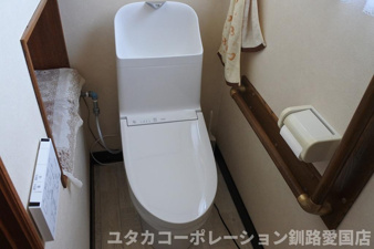 昭和中央1丁目130-62売家【トイレ】窓のあるトイレは、換気もしやすくお掃除の際に便利★また、日中は電気をつけなくても明るいので、節電にもなるのはうれしいポイントですね♪