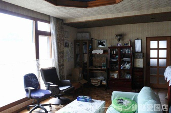 昭和中央1丁目130-62売家【居間・リビング】南西向きの大きな窓から陽射しが差し込む、明るくあたたかいリビング空間。家族みんなが自然と集まる場所として、くつろぎと会話が広がる毎日を支えてくれます♪