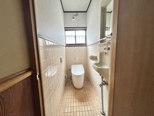 勝立売家【トイレ】１階トイレは手洗い付きのタンクレストイレです！！