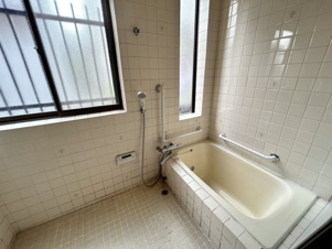 勝立売家【浴室】明るい窓付きの浴室はガラスがすりガラスで安心です！